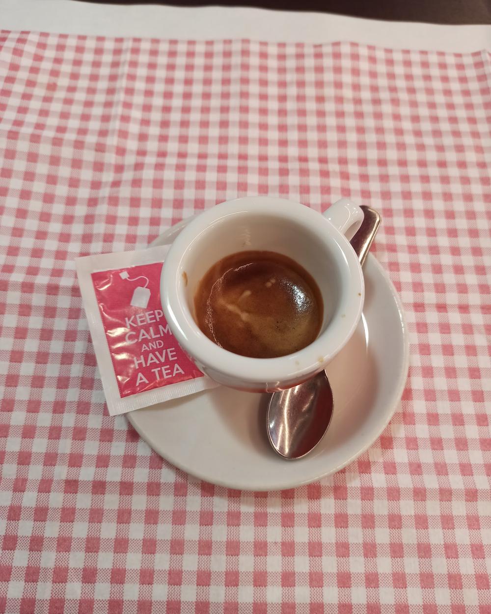 Tazzina di caffè sulla tovaglia a quadretti