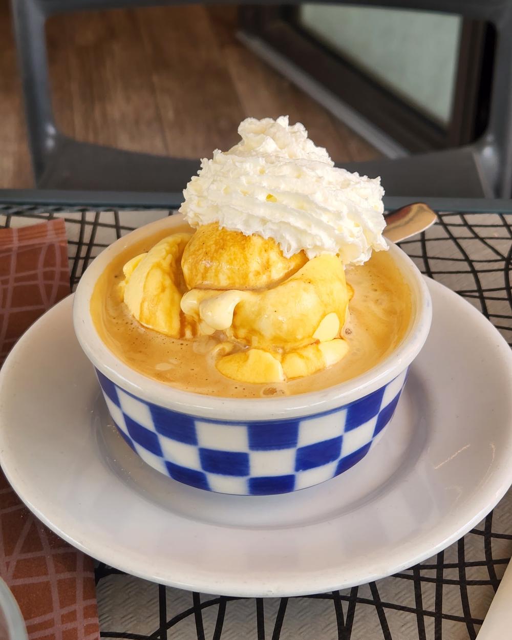 Coppa di gelato con panna