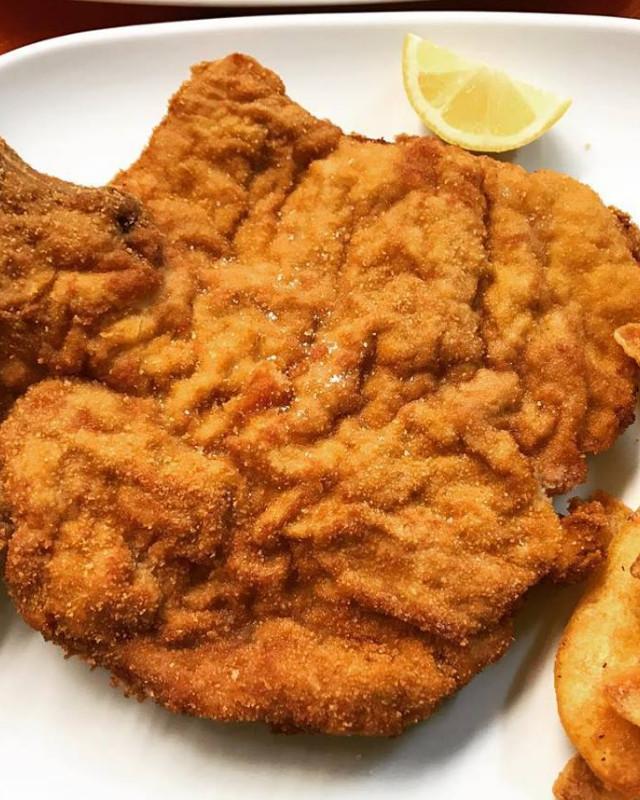 Cotoletta impanata con patate e limone