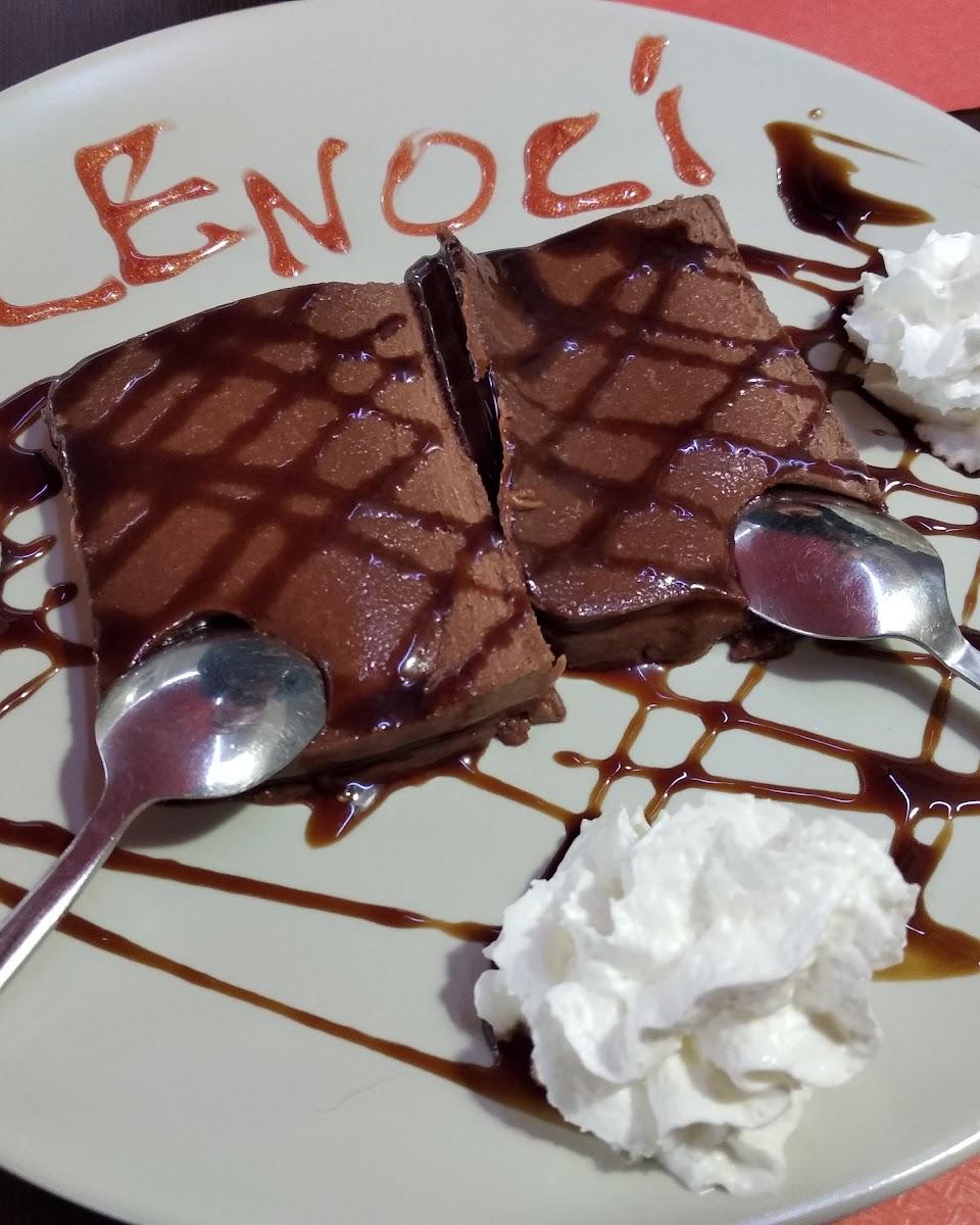 Dolce al cioccolato con panna e la scritta Le Noci