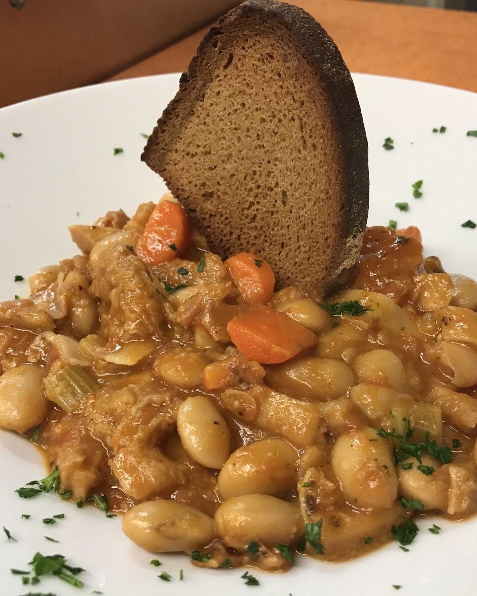 Fagioli con verdure e pane tostato