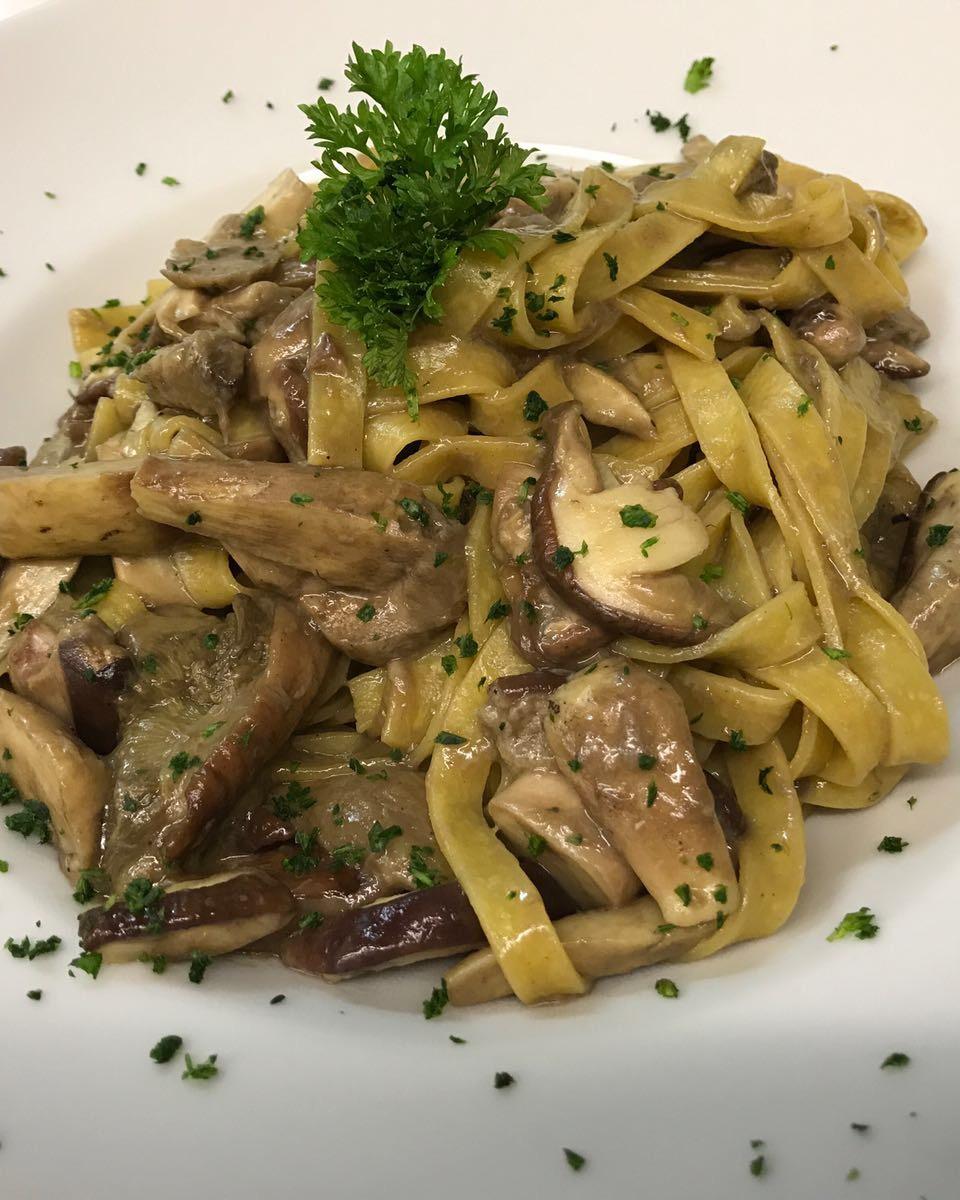 Tagliatelle ai funghi con prezzemolo