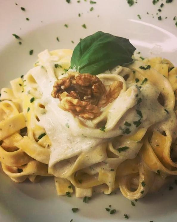 Tagliatelle con noci e basilico