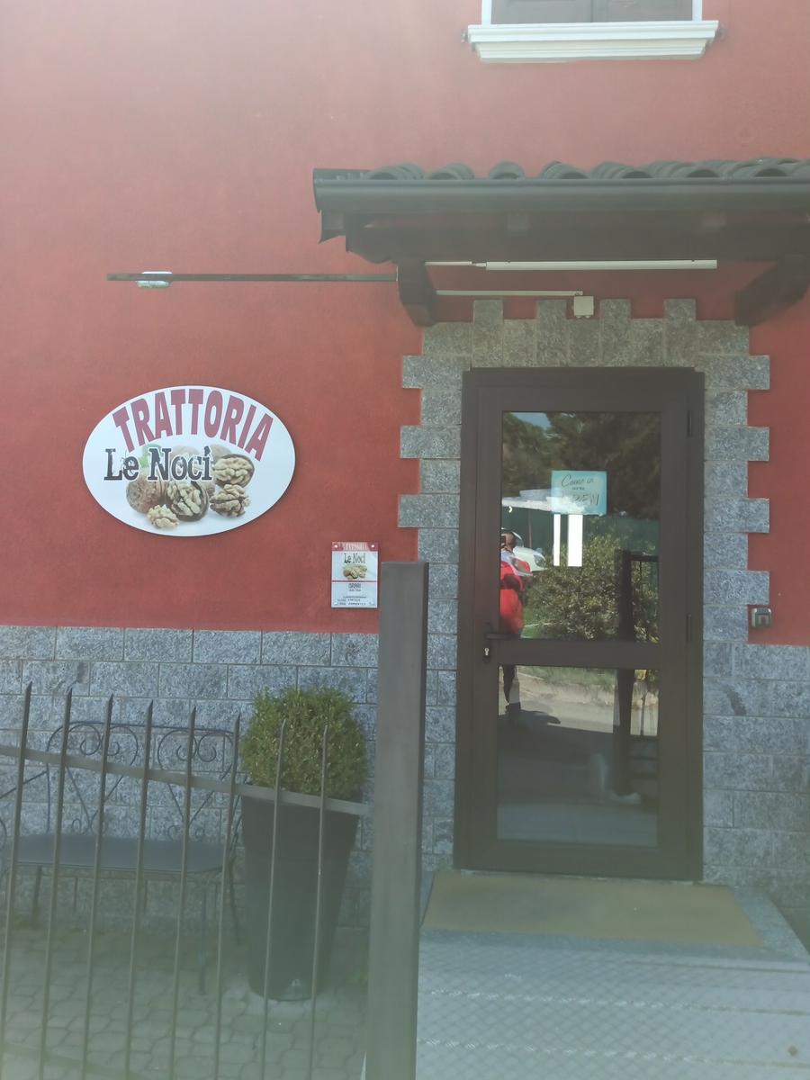L'ingresso della trattoria con l'insegna Le Noci
