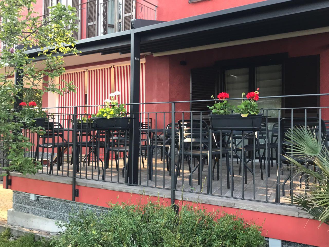 La terrazza con ringhiera e gerani rossi